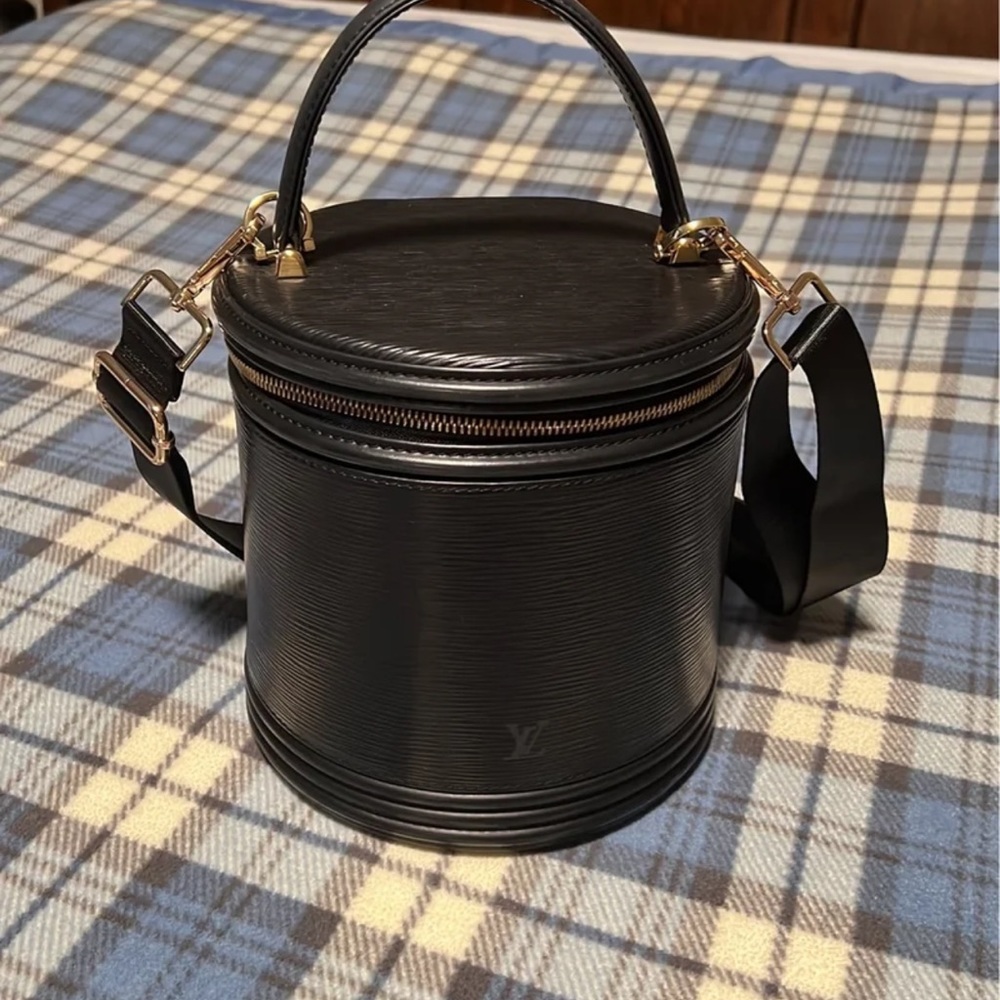 ‼️SOLD‼️❤️ LOUIS VUITTON LV Logo Cannes Hand Vanity Bag Epi Leather Black❤️